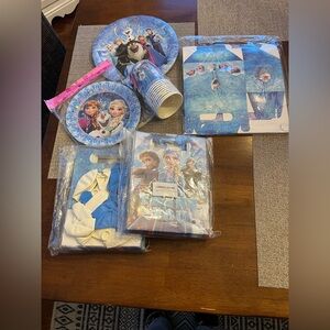 New! ‎ Frozen party supplies